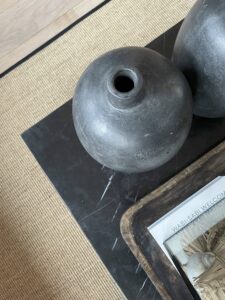 Mensen hebben onbewust het verlangen om in contact te zijn met de natuur. Met “Biophilic Design” speel je in op dit verlangen doormiddel van het interieur. Dit kan je doen doormiddel van natuurlijke patronen, kleuren, vormen en materialen. De meest eenvoudige elementen zijn planten, daglicht, uitzicht, lucht of water en vuur. Verder zou je de natuur kunnen kopiëren doormiddel van natuurlijke materialen zoals hout, wol en linnen en natuurlijke kleuren zoals aardetinten. Een andere, maar iets moeilijkere manier, is door de natuur terug te laten komen met organische patronen en prints.