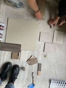 Bent u opzoek naar Interieuradvies in Amsterdam? Het inrichten van je huis of kantoor is een uitdaging. Sommige mensen lijken een natuurlijk gevoel voor design hebben, anderen kunnen wel wat sturing gebruiken van een interieurstylist. Maar wat zijn nu precies de interieuradvies kosten? Dit is afhankelijk van de dienst die je vraagt aan de interieurstylist. In de tekst hieronder leggen wij gedetailleerd de kosten van een interieurstylist uit.