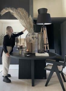 Heb jij het gevoel dat er iets niet “klopt” in het interieur van je huis of bedrijf, ben je niet geheel tevreden over het interieur of twijfel je aan de interieurstijl, indeling, kleuren of sfeer? Dan kunnen wij je bij House of een Stylist helpen. Doormiddel van interieuradvies aan huis, kunnen wij je snel een professioneel advies geven. In dit advies vertellen wij hoe een betere samenhang te creëren binnen jouw interieur, wat er ontbreekt of hoe het interieur compleet te maken.