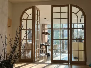 Binnen dit project in Aerdenhout kreeg ik als interieurontwerper de volledige vrijheid en werd ik creatief uitgedaagd door mijn klanten. Het was een fantastische samenwerking waarbij we begonnen met het creëren van een moodboard en het bespreken van de ideale woonsituatie. Vervolgens hebben we de technische tekeningen van de renovatie en aanbouw doorgenomen. Vanwege de bouwplanning zijn we gestart met het ontwerpen van de badkamerindeling en het selecteren van de juiste materialen. Daarna hebben we ons gericht op de vloeren en hebben we de verfkleuren afgestemd op de kozijnen en wanden. Vervolgens hebben we ons gericht op de keuken, waarbij we rekening hielden met zowel het materiaal, de kleur als de functionaliteit. Hierna hebben we de inrichting van de meubels gedefinieerd waarop het verlichtingsplan volgde. Tot slot zijn we per item gaan shoppen naar de beste items.