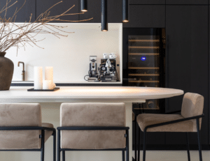 House of a Stylist werd opgericht door Desney Brandsma, interieurstylist en creative producer. Met een achtergrond in interieuradvies (Jan des Bouvrie College) en jarenlange ervaring binnen een groot interieurmerk, combineert zij conceptueel denken met een sterk gevoel voor stijl, materialisatie en detail.