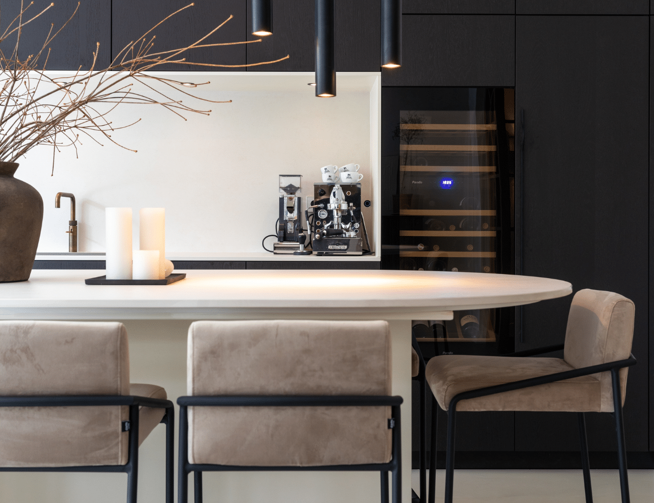 House of a Stylist werd opgericht door Desney Brandsma, interieurstylist en creative producer. Met een achtergrond in interieuradvies (Jan des Bouvrie College) en jarenlange ervaring binnen een groot interieurmerk, combineert zij conceptueel denken met een sterk gevoel voor stijl, materialisatie en detail.