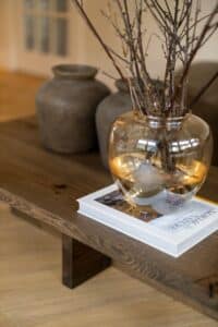 Japandi interieur is een interieurstijl die scandinavisch en modern Japans combineert. Beide interieur stijlen hebben een minimalistische basis en een focus op warmte en natuurlijke elementen. Als kenmerk heeft de Japandi stijl neutrale effen aardtinten en patronen. Dit wordt vervolgens gecombineerd met minimalisme en strakke lijnen. Binnen Japandi zijn meubels en decoratie gemaakt van natuurlijke materialen. Decoratie bestaat vaak uit riet, hout, bamboe en linnen.