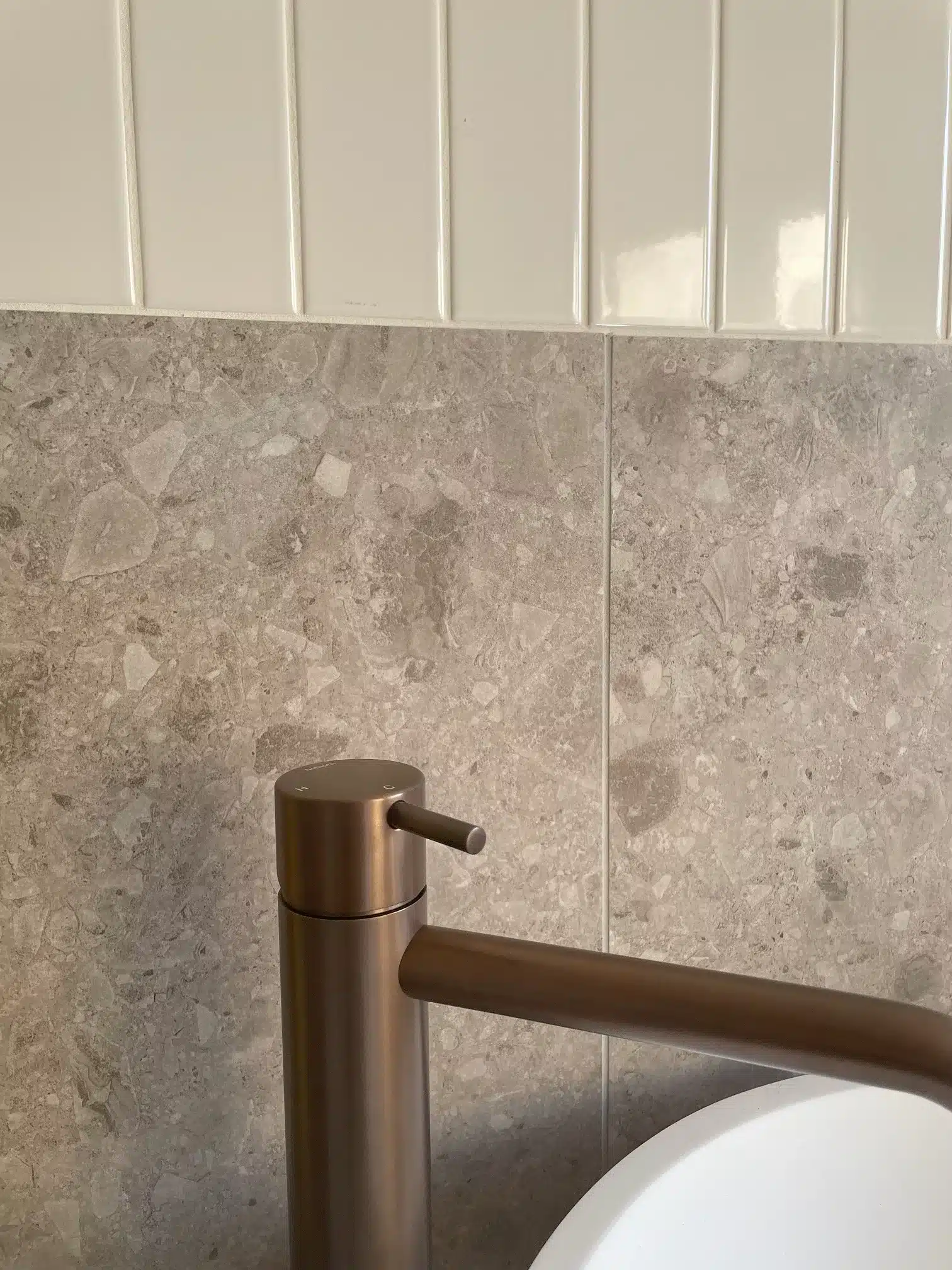 Een badkamer is meer dan alleen een functionele ruimte. Het is een oase van rust, een plek om te ontspannen en jezelf op te frissen. Of je nu van een moderne, minimalistische stijl houdt of juist gaat voor een luxueuze uitstraling, een goed doordacht badkamer ontwerp kan een wereld van verschil maken. Een badkamer ontwerpen gaat verder dan het kiezen van tegels en sanitair. Het draait om het vinden van de juiste balans tussen functionaliteit en esthetiek. Bij House Of A stylist zijn wij gespecialiseerd in het maken van een visueel aantrekkelijk ontwerp, maar ook met het optimaliseren van de ruimte voor maximale bruikbaarheid. Hier zijn enkele essentiële ontwerpbeslissingen die je moet overwegen bij het creëren van jouw ideale badkamer.