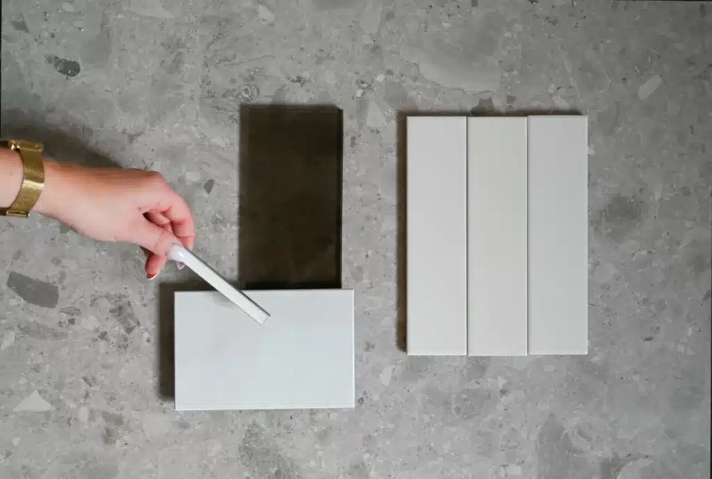 Een badkamer is meer dan alleen een functionele ruimte. Het is een oase van rust, een plek om te ontspannen en jezelf op te frissen. Of je nu van een moderne, minimalistische stijl houdt of juist gaat voor een luxueuze uitstraling, een goed doordacht badkamerontwerp kan een wereld van verschil maken. . Een badkamer ontwerpen gaat verder dan het kiezen van tegels en sanitair. Het draait om het vinden van de juiste balans tussen functionaliteit en esthetiek. Bij House Of A stylist zijn wij gespecialiseerd in het maken van een visueel aantrekkelijk ontwerp, maar ook met het optimaliseren van de ruimte voor maximale bruikbaarheid. Hier zijn enkele essentiële ontwerpbeslissingen die je moet overwegen bij het creëren van jouw ideale badkamer.