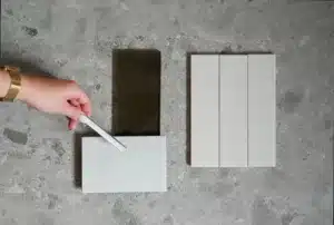 Een badkamer is meer dan alleen een functionele ruimte. Het is een oase van rust, een plek om te ontspannen en jezelf op te frissen. Of je nu van een moderne, minimalistische stijl houdt of juist gaat voor een luxueuze uitstraling, een goed doordacht badkamerontwerp kan een wereld van verschil maken. . Een badkamer ontwerpen gaat verder dan het kiezen van tegels en sanitair. Het draait om het vinden van de juiste balans tussen functionaliteit en esthetiek. Bij House Of A stylist zijn wij gespecialiseerd in het maken van een visueel aantrekkelijk ontwerp, maar ook met het optimaliseren van de ruimte voor maximale bruikbaarheid. Hier zijn enkele essentiële ontwerpbeslissingen die je moet overwegen bij het creëren van jouw ideale badkamer.