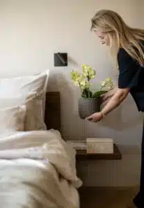 INTERRESE IN EEN INTERIEURSTYLIST AMSTERDAM EN OMSTREKEN? House of a Stylist is een interieurdesignstudio, opgericht door Desney Brandsma. Wij zijn gespecialiseerd in het maken van interieurontwerpen in samenwerking met de architect, tot aan het afstylen van de accessoires. Desney is al sinds haar jeugd bezig met interieur. Het was dan ook vanzelfsprekend voor haar om de opleiding 'Interieur Adviseur' te volgen aan het Jan des Bouvrie College. Na het afronden van deze opleiding is ze aan de slag gegaan bij een groot interieurmerk, waar ze zich heeft ontwikkeld tot creative producer