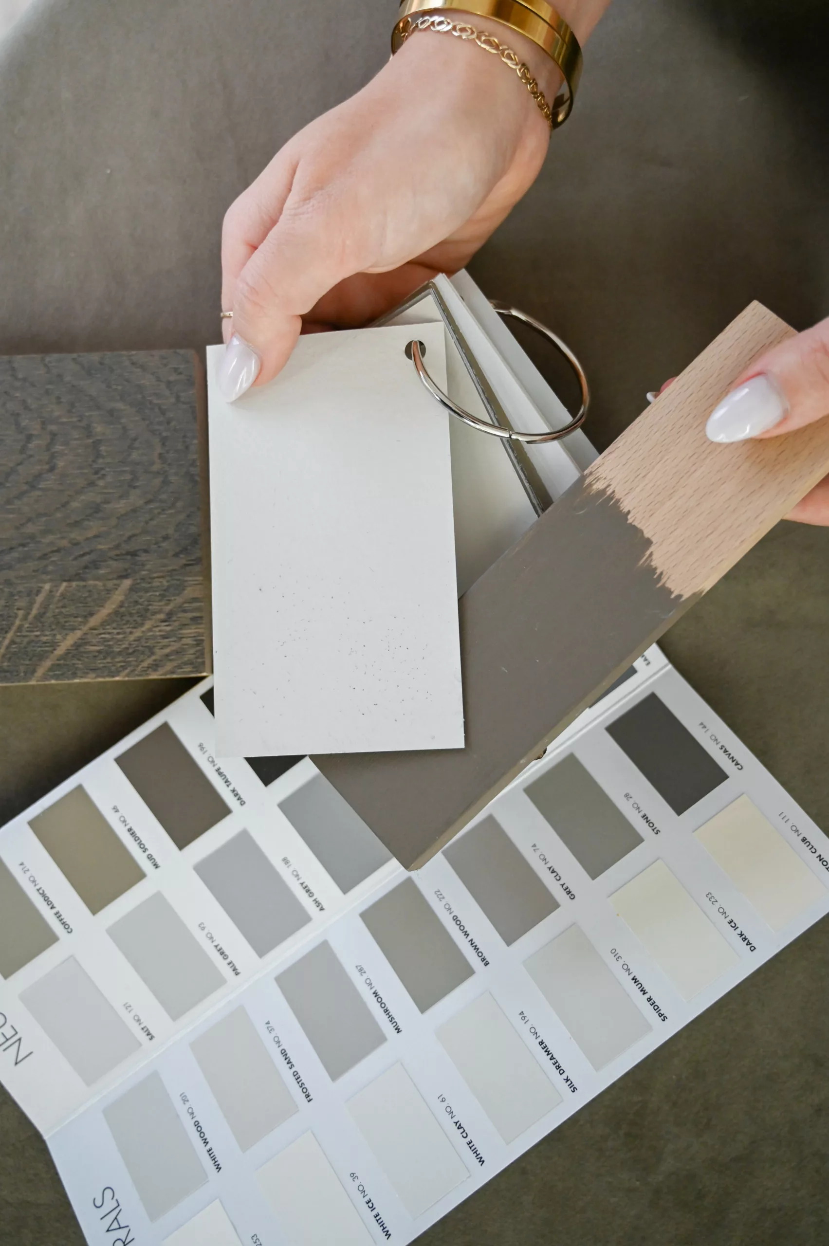 House of a Stylist is een interieur advies en styling bedrijf, actief in Haarlem en omstreken, opgezet door Desney Brandsma. House of a Stylist is gespecialiseerd in het maken van een interieur ontwerp in samenwerking met de Architect, tot het afstylen van de accessoires. Al vanaf haar jeugd was Desney bezig met interieur. Na de middelbare school was het daarom een logische keuze om de 'Interieur Adviseur' opleiding te volgen op het Jan des Bouvrie College. Nadat Desney de opleiding tot interieuradviseur had afgerond, werkte ze voor een groot interieurmerk en uiteindelijk werd ze hier creative producer. Naast haar baan als creative producer, werd ze regelmatig benaderd voor interieuradvies en -projecten in en rondom Haarlem. Hieruit is uiteindelijk House of a Stylist (HOAS) ontstaan