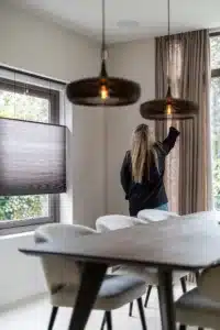 Het hart van elk huis is de woonkamer, waar comfort en stijl samenkomen om een warme en uitnodigende sfeer te creëren. Of je nu houdt van een strakke moderne uitstraling of juist gaat voor een gezellige bohemian vibe, het stylen van je woonkamer is een creatief proces dat jouw persoonlijkheid weerspiegelt. Bij House of a Stylist delen we graag essentiële tips voor de perfecte woonkamer styling.