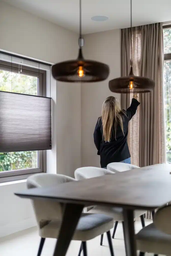 Het hart van elk huis is de woonkamer, waar comfort en stijl samenkomen om een warme en uitnodigende sfeer te creëren. Of je nu houdt van een strakke moderne uitstraling of juist gaat voor een gezellige bohemian vibe, het stylen van je woonkamer is een creatief proces dat jouw persoonlijkheid weerspiegelt. Bij House of a Stylist delen we graag essentiële tips voor de perfecte woonkamer styling.