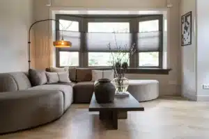 Bij House of a Stylist zijn we experts in complete inrichting van jouw interieur. We kunnen samen met jou, de architect en ondernemer werken aan de (her)indeling van de ruimtes. Onze kennis omvat het maken van lichtplannen, het kiezen van materialen en het selecteren van accessoires voor het perfecte eindresultaat. Op basis van een vrijblijvend introductiegesprek wordt de behoefte aan advies of een project gedefinieerd. Vervolgens vinden er enkele brainstormsessies plaats waarin feedback gegeven kan worden. De ideeën worden vervolgens uitgewerkt tot een ontwerp. House of a Stylist kan een faciliterende rol spelen bij de projectbegeleiding tijdens de realisatie van het ontwerp. Wanneer het project is gerealiseerd, zal het worden afgestyled door de interieurstylist.
