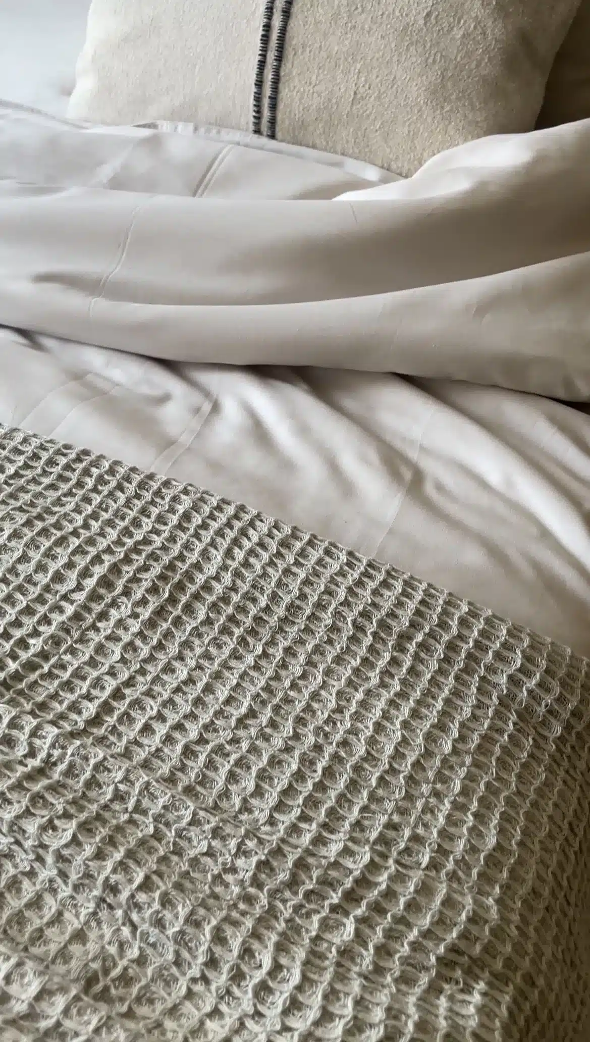 Plaids zijn veelzijdige en gezellige accessoires om toe te voegen aan je huis. Met een plaid heb je niet alleen een warm deken om jezelf in te wikkelen op een koude winteravond, het is ook een stijlvolle toevoeging aan je interieur die textuur, kleur en sfeer kan brengen. Plaid zijn er in verschillende materialen zoals wol, katoen, zijde en fleece. Hieronder leggen wij je uit hoe je plaids succesvol kan integreren in de estetiek van jou interieur.