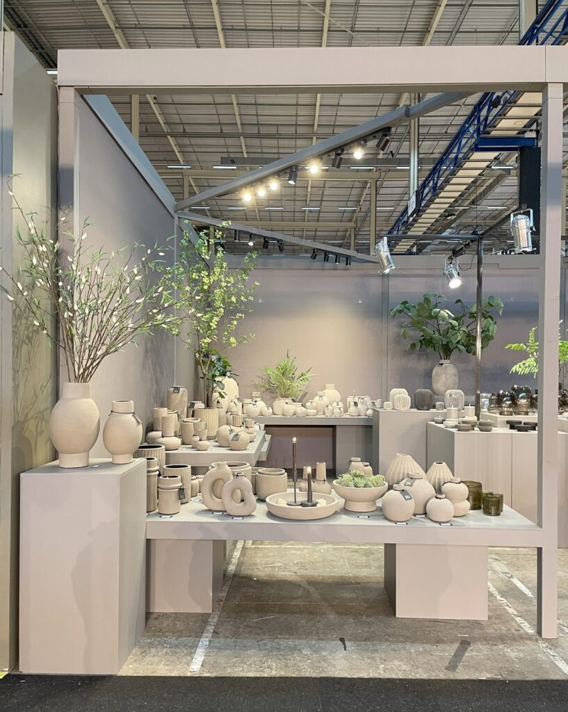 Bij House of a Stylist gaan we verder dan alleen styling van huizen. Onze expertise op het gebied van interieurstyling en creative production, stelt ons in staat om bedrijven te helpen hun merkidentiteit te versterken. Recentelijk hadden we het genoegen om samen te werken met Still Collection, waarbij we niet alleen een adembenemende fotoshoot produceerden, maar ook de styling verzorgden voor hun beursstand op de Vakbeurs Trendz.