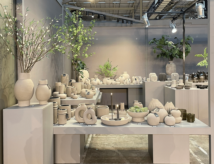 Bij House of a Stylist gaan we verder dan alleen styling van huizen. Onze expertise op het gebied van interieurstyling en creative production, stelt ons in staat om bedrijven te helpen hun merkidentiteit te versterken. Recentelijk hadden we het genoegen om samen te werken met Still Collection. Voor Still Collection hebben wij niet alleen een adembenemende fotoshoot geproduceerd, maar ook de styling verzorgd voor hun beursstand op de Vakbeurs Trendz.