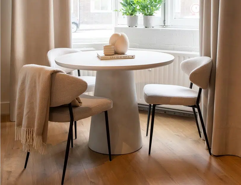 Een minimalistisch interieur kan je herkennen aan de eenvoudige basis. Ook in het kleur gebruik worden er vaak enkele kleuren toegepast, dit zorgt voor een serene uitstraling. Dit wordt vervolgens gecombineerd met strakke lijnen. Vaak word deze stijl toegepast bij het verlangen naar rust en een opgeruimd interieur.