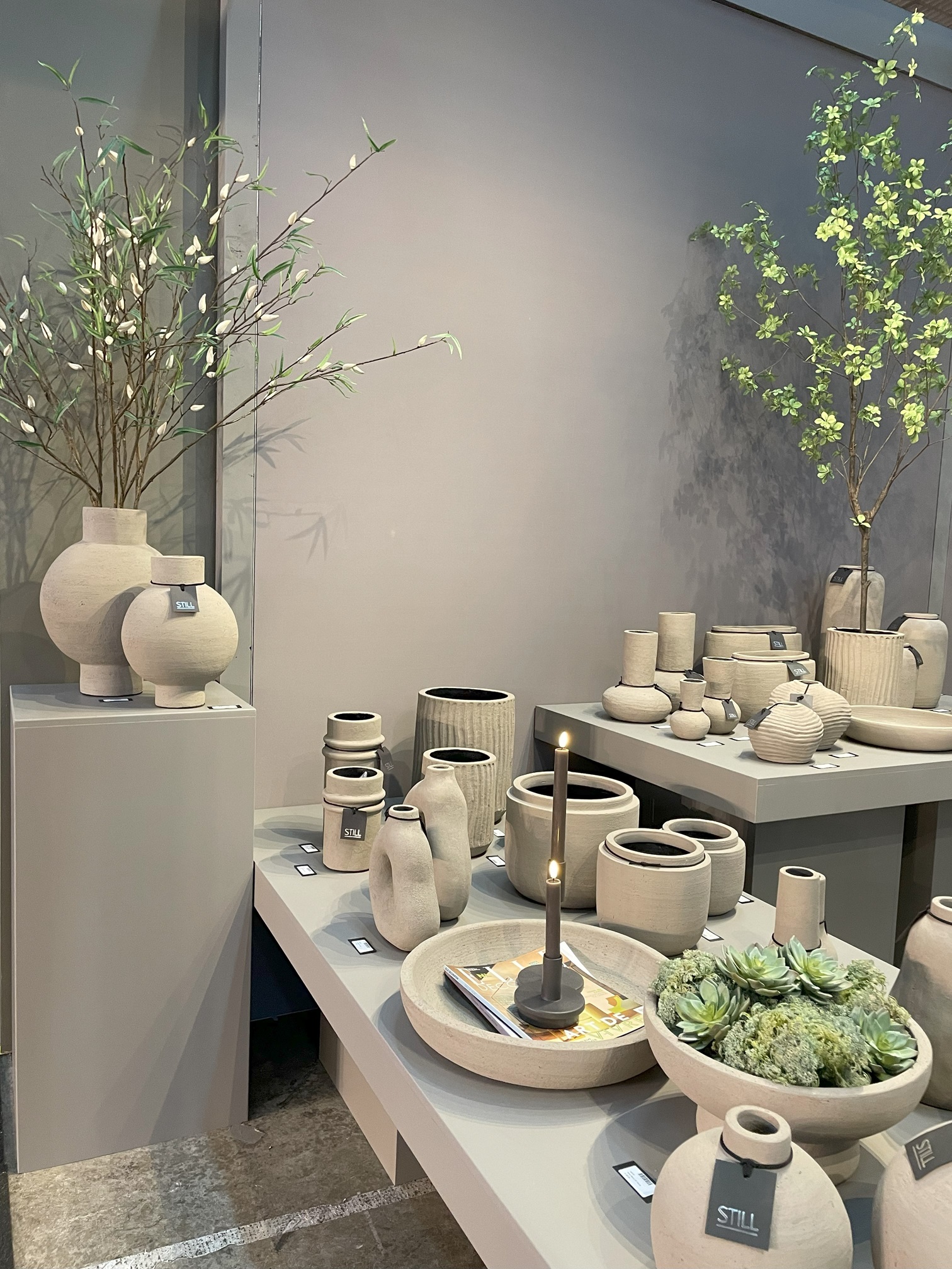 Bij House of a Stylist gaan we verder dan alleen styling van huizen. Onze expertise op het gebied van interieurstyling en creative production, stelt ons in staat om bedrijven te helpen hun merkidentiteit te versterken. Recentelijk hadden we het genoegen om samen te werken met Still Collection, waarbij we niet alleen een adembenemende fotoshoot produceerden, maar ook de styling verzorgden voor hun beursstand op de Vakbeurs Trendz.