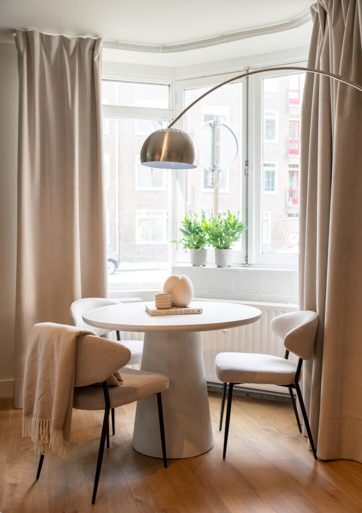 Minimalistisch interieur, eettafel