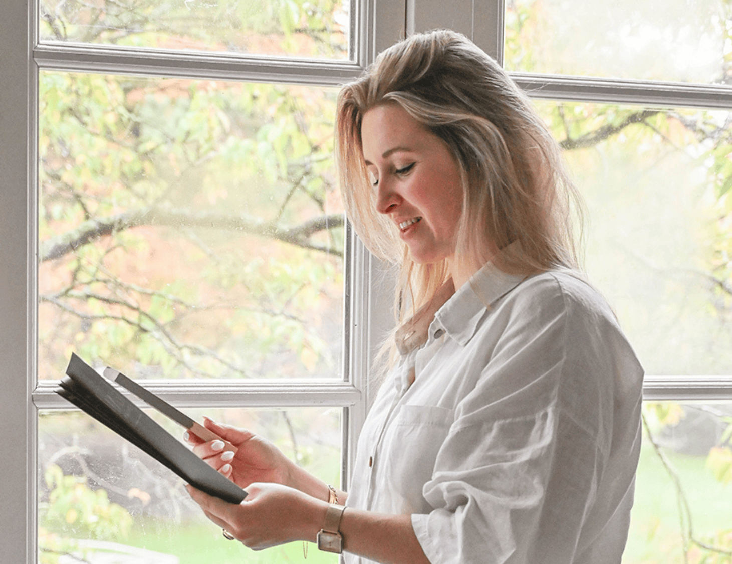 House of a Stylist is een interieurdesignstudio waar identiteit, rust en karakter samenkomen. Wij geloven dat een interieur meer is dan een mooi geheel: het is een vertaling van wie je bent, hoe je leeft of hoe je merk zich wil positioneren. Vanuit die overtuiging ontwerpen en realiseren wij tijdloze interieurs en visuele concepten voor particulieren, bedrijven en interieurmerken.