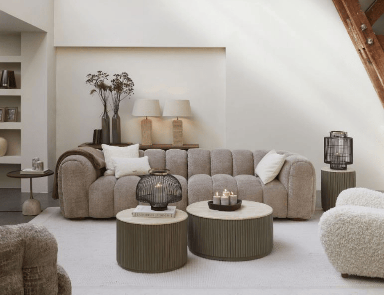 Brand styling richt zich op hoe een merk wordt ervaren in beeld en ruimte. Samen met creative production zorgen wij voor een consistente visuele lijn waarin product, omgeving en verhaal samenkomen.